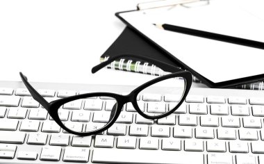 Klavyede kadın gözlüğü