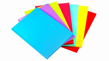 Beyaz arkaplanda büyük renkli defterler