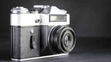 Siyah arkaplanda eski bir kamera