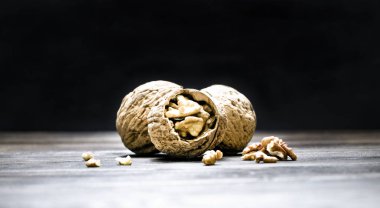 Tahta bir arka planda cevizler