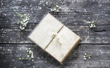 Açılmış günlük ve çiçek ahşap bir sırtüstü