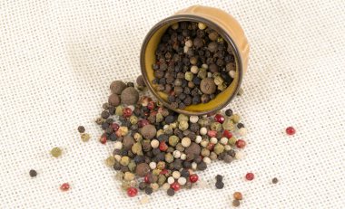 Vazodan baharatlar döküldü.