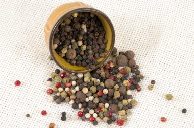 Vazodan baharatlar döküldü.