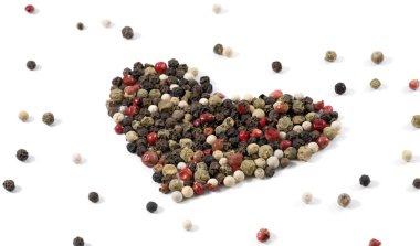 Beyaz arka planda kalp şeklinde baharatlar