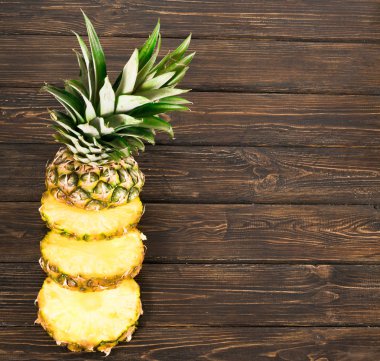 kara tahta üzerinde ananas parçaları
