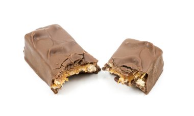 Beyaz arka planda çikolata parçaları