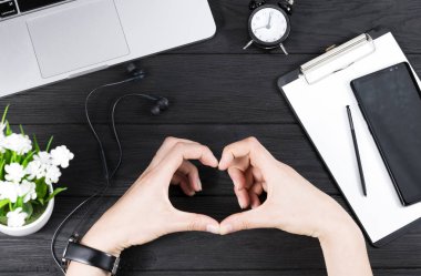 kadın eli ve kol saati, dizüstü bilgisayar, telefon, ahşap arka plan