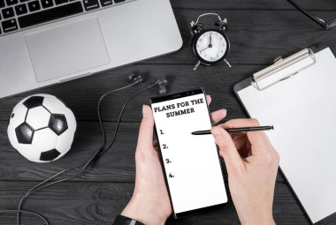 Eller telefonu tutar.