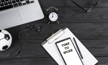 telefon, çalar saat, gözlük ve dizüstü bilgisayar siyah bir arkaplanda