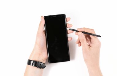 Beyaz arka planda telefon tutan kadın elleri