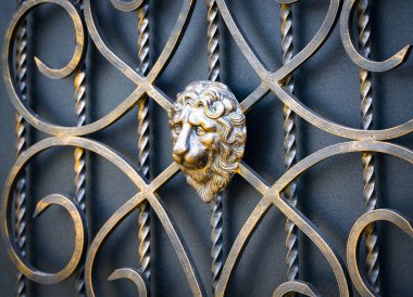 Büyük ahşap kapı, kapat.