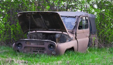 eski terk edilmiş paslı araba