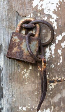 Ahşap kapıda paslı asma kilit