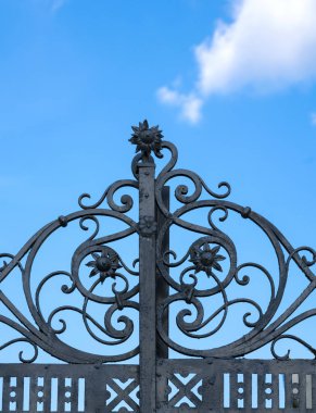 Ferforje kapı gökyüzüne karşı