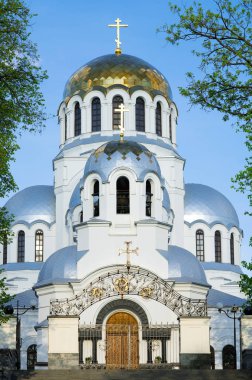 gökyüzü arka plan üzerinde Kilise