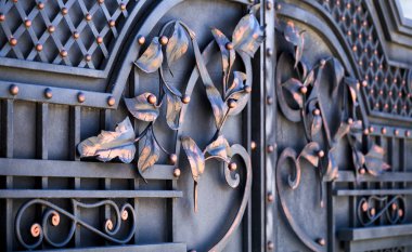 Büyük pirinç yapraklarda dövülmüş.