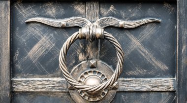 Büyük kapıların metal sapı