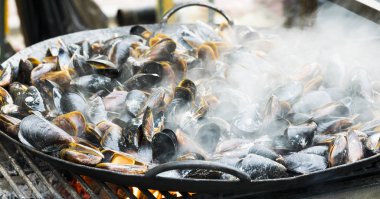 Izgara tavada taze midye.