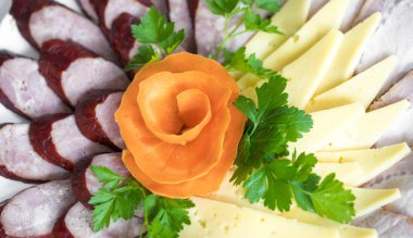 et ve dilimlenmiş peynir