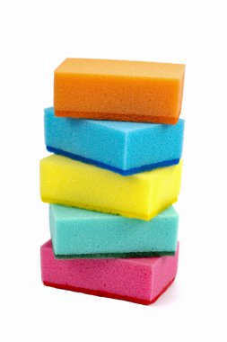 Beyaz bir arka plan üzerinde renkli tuvalet bezi