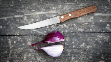 soyulmuş soğan ve mutfak bıçağı