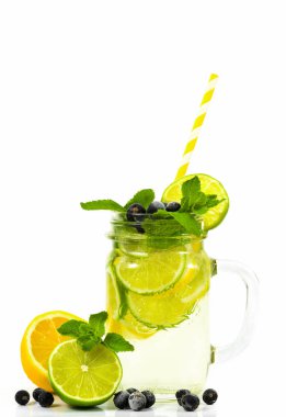 Mojito beyaz arka planda izole. Mojito üç bardak.