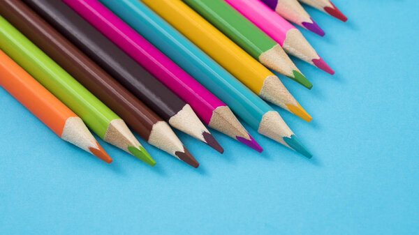 цветные карандаши на синем фоне