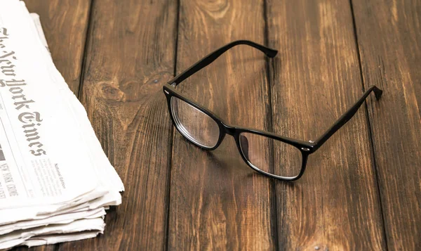 Glasses Newspapers Wooden Background — Stock Photo, Image