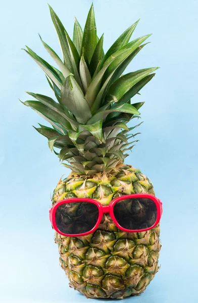 Ananas Mit Sonnenbrille Auf Blauem Hintergrund — Stockfoto