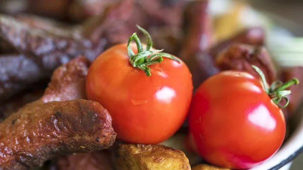 Tomates Saucisses Frites Dans Une Assiette Blanche — Photo