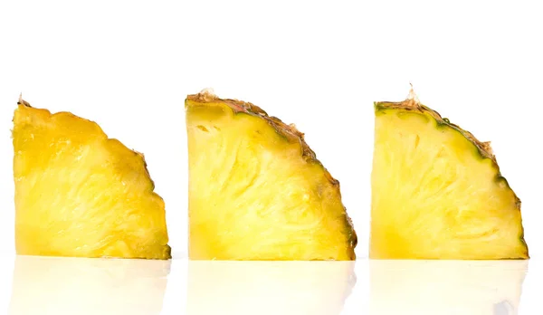 Bitar Ananas Vit Bakgrund — Stockfoto