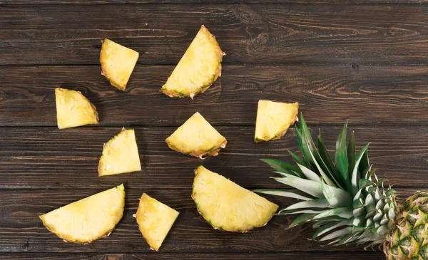 Ananas Plakjes Een Houten Ondergrond — Stockfoto