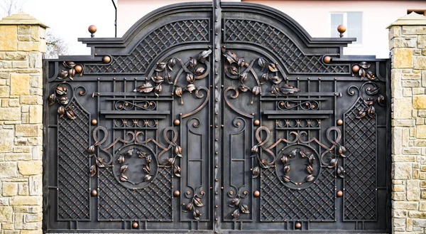 Στυλ Μεγάλες Μεταλλικές Πόρτες — Φωτογραφία Αρχείου