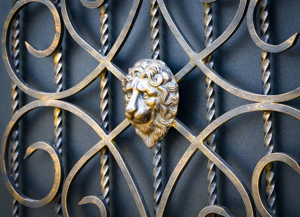 Büyük ahşap kapı, kapat.