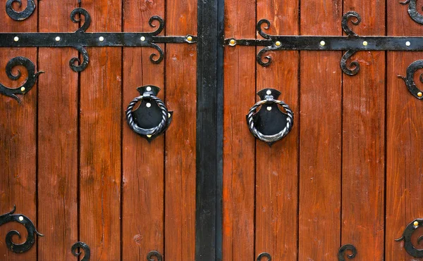 木製のドアの鍛造ハンドル — ストック写真