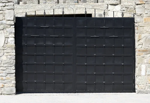 Puertas Forjadas Oscuras Con Estilo —  Fotos de Stock
