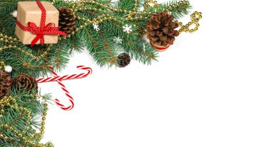 Beyaz arka planda Noel oyuncakları ve Noel ağacı