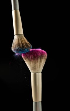 Siyah bir arka plan üzerinde gölgeler gövdeli lineer fırçalar