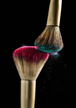 Siyah bir arka plan üzerinde gölgeler gövdeli lineer fırçalar