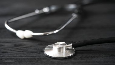 ahşap arka planda işitsel cihaz