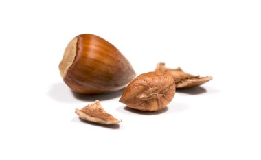 Beyaz arka planda fındıklar