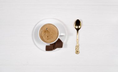 Ahşap arka planda bir fincan kahve.