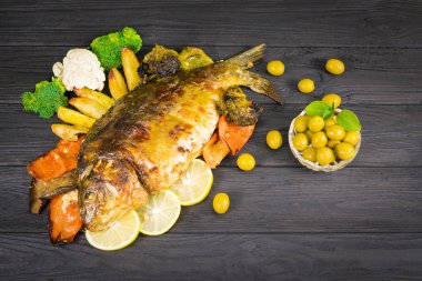 Patates ve sebzeli kızarmış balık.