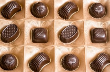 Kutuda çikolata şekeri