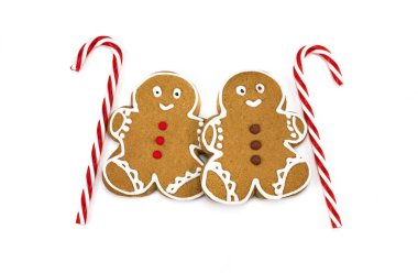 Yeni yıl gingerbread çerezleri beyaz bir arka plan üzerinde