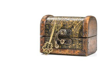 Göğüs ve anahtar üstünde beyaz bir arka plan