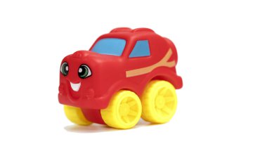 beyaz zemin üzerine kırmızı bebek oyuncak