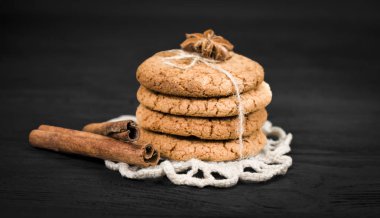 Gingerbread siyah bir zemin üzerine