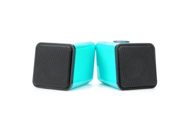 Beyaz bir arka planda bilgisayar hoparlörleri