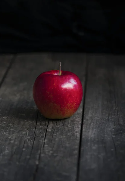 Rött Äpple Trä Bakgrund — Stockfoto